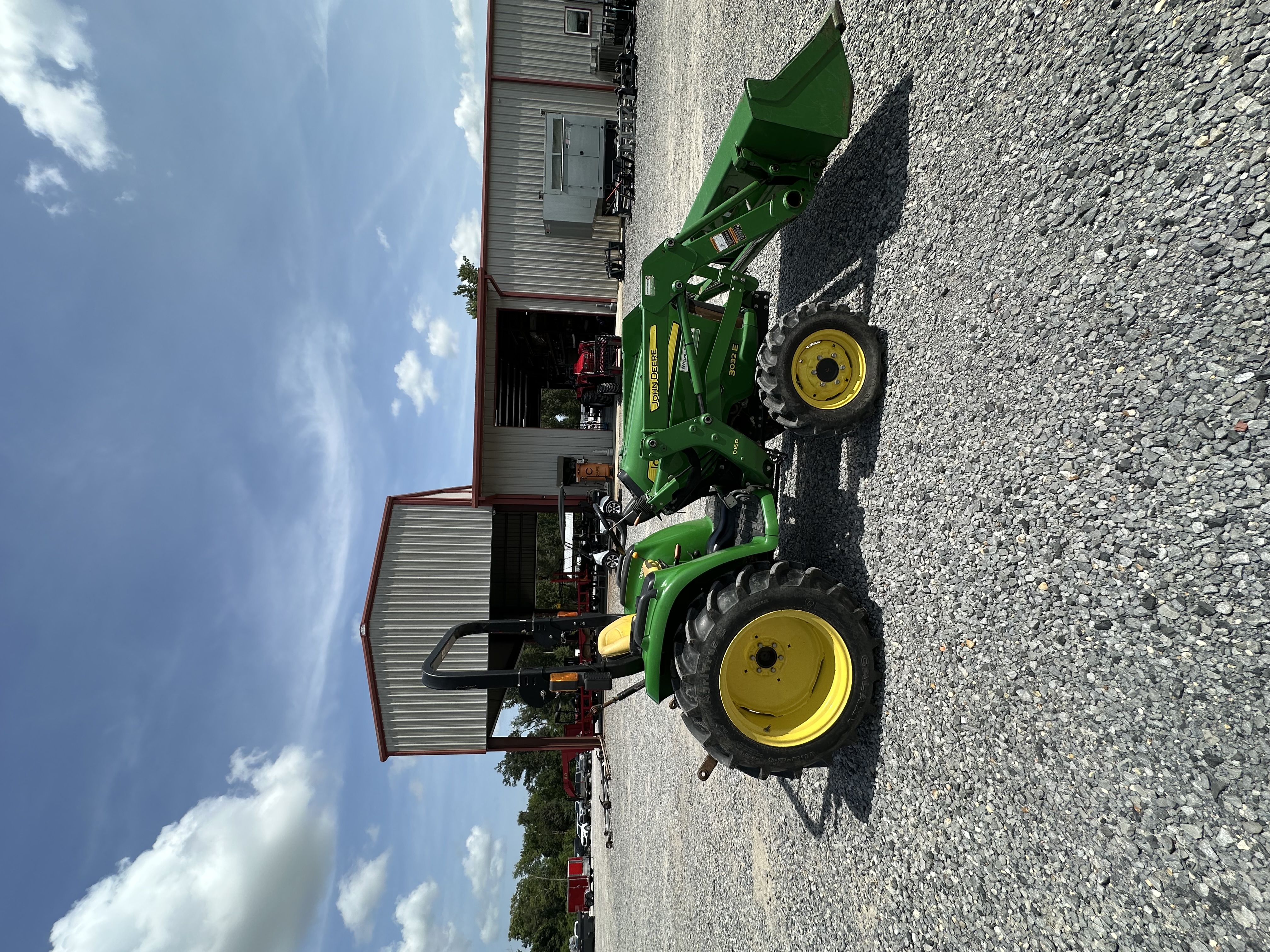 2017 John Deere 3032E Used with loader Tractor 4W