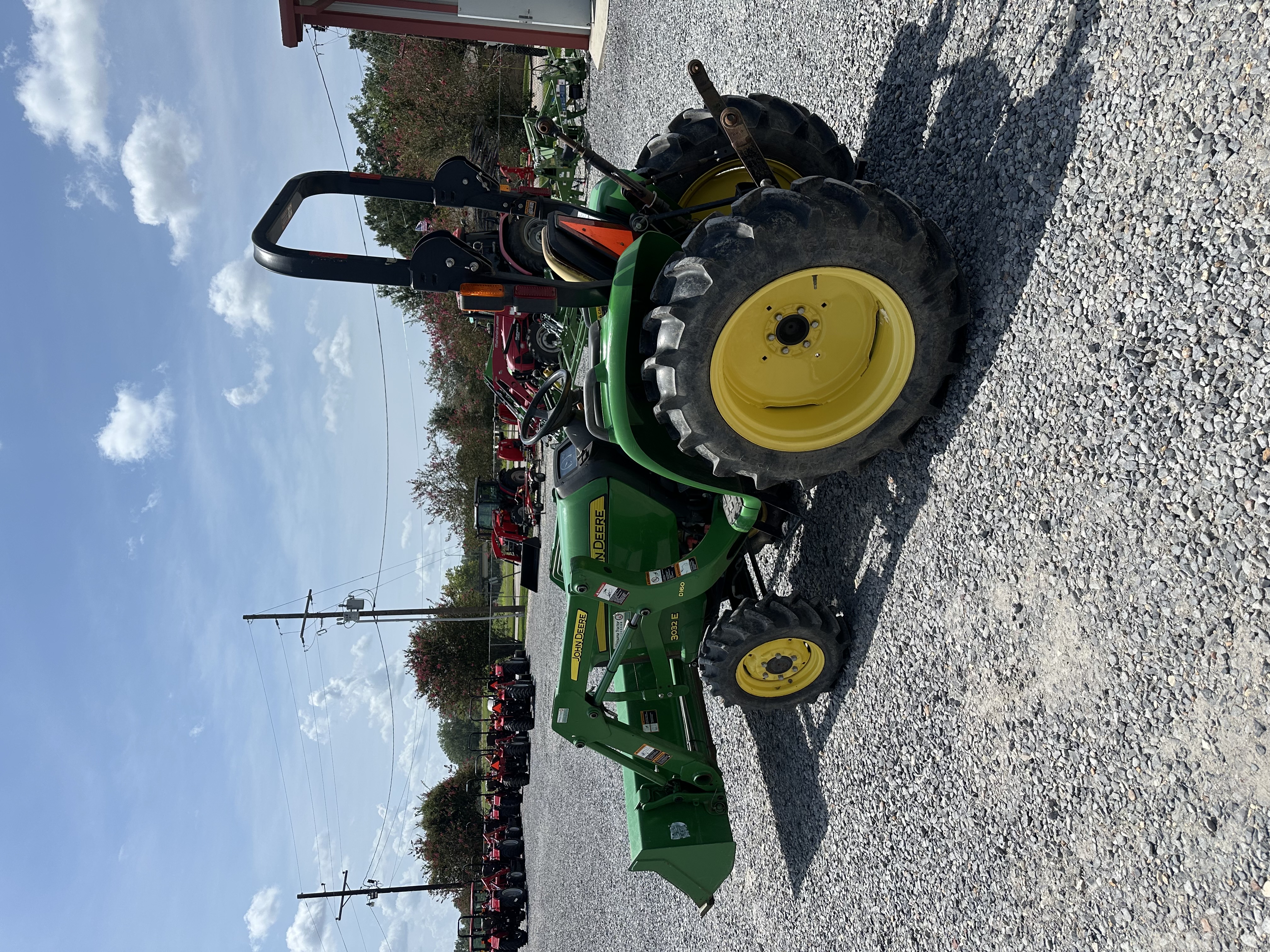 2017 John Deere 3032E Used with loader Tractor 4W