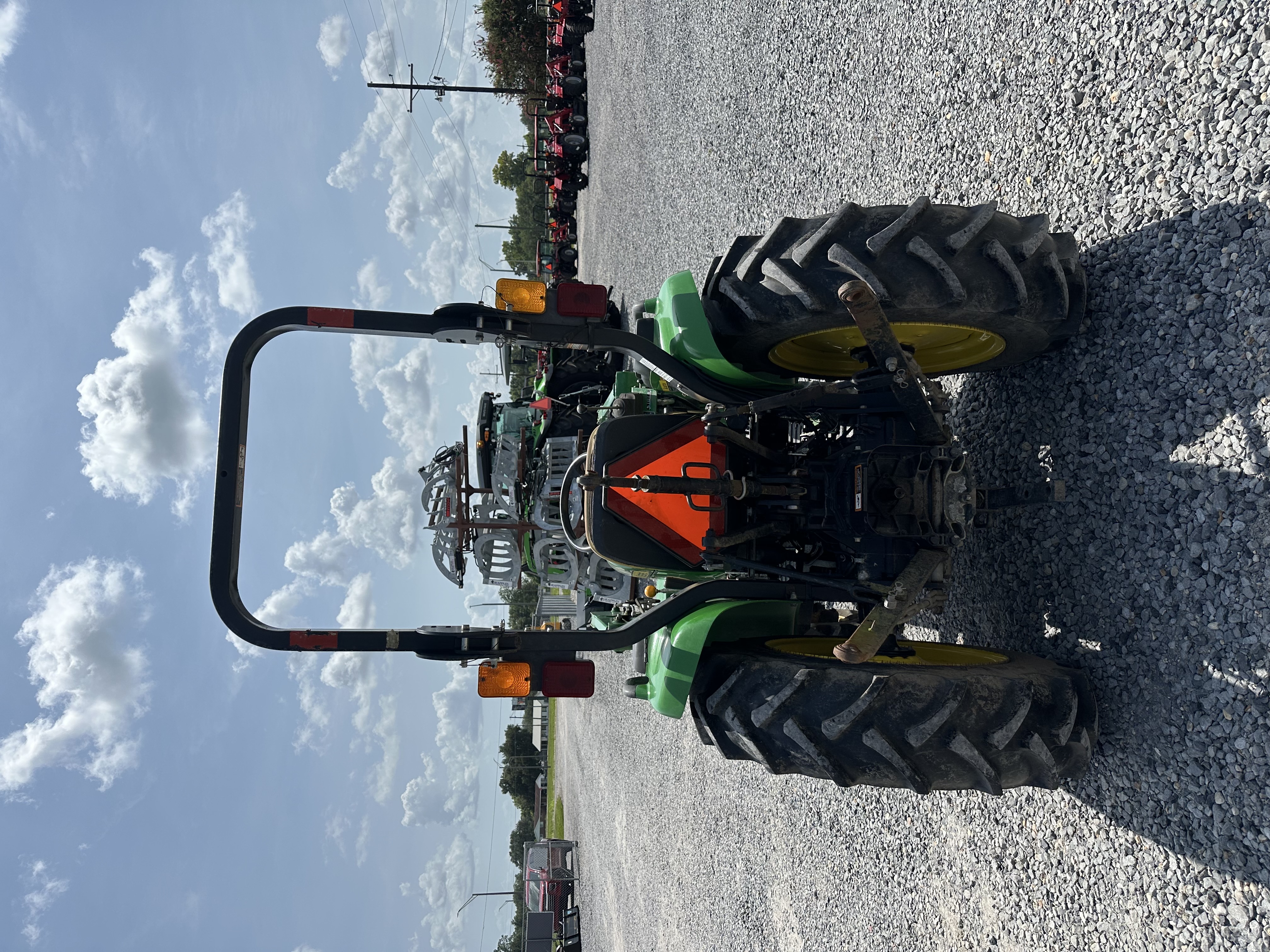 2017 John Deere 3032E Used with loader Tractor 4W